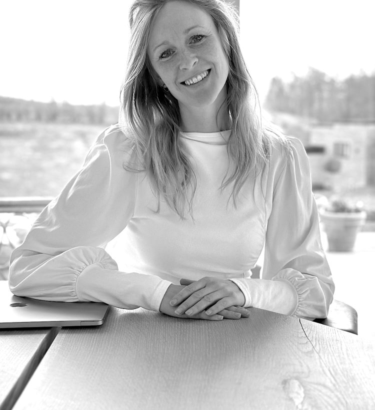 Ann-Jeanett Foldager - på kontoret
