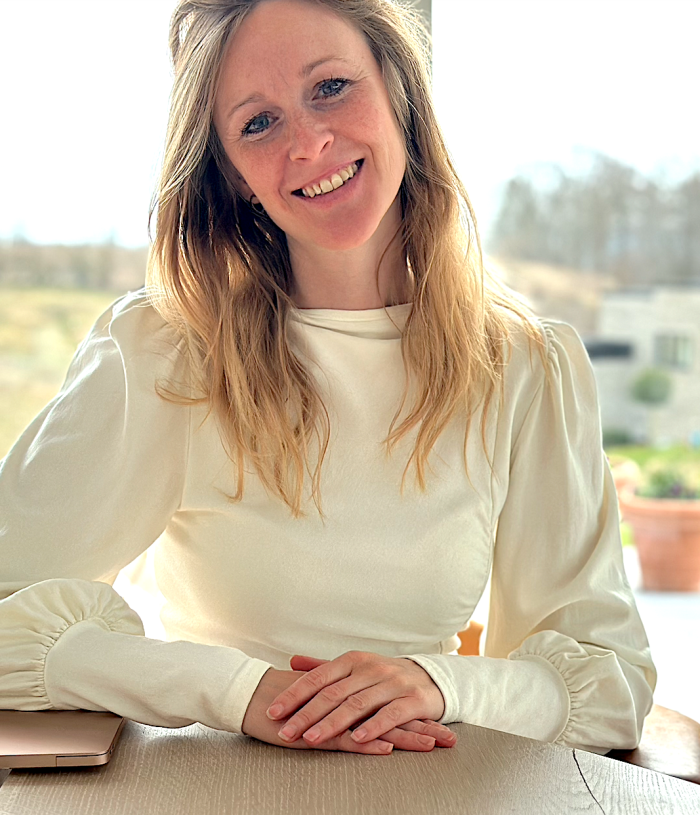 Ann-Jeanett Foldager - på kontoret